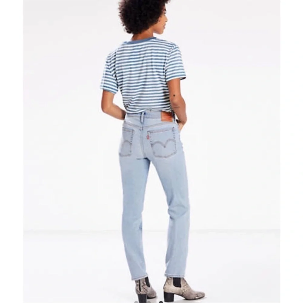 Levi’s Light Wash Wedgie Fit Jeans Size 24